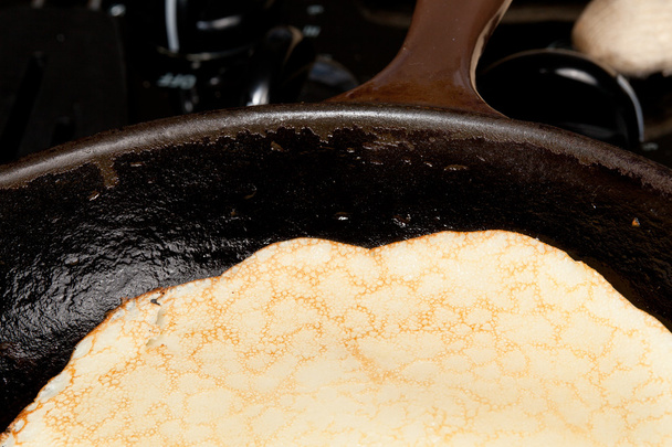 Keittäminen pannukakku sekoitetaan paistinpannulla
 - Valokuva, kuva