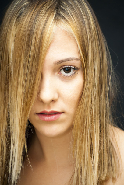 Portrait de belle jeune femme avec ses cheveux sur son visage
 - Photo, image