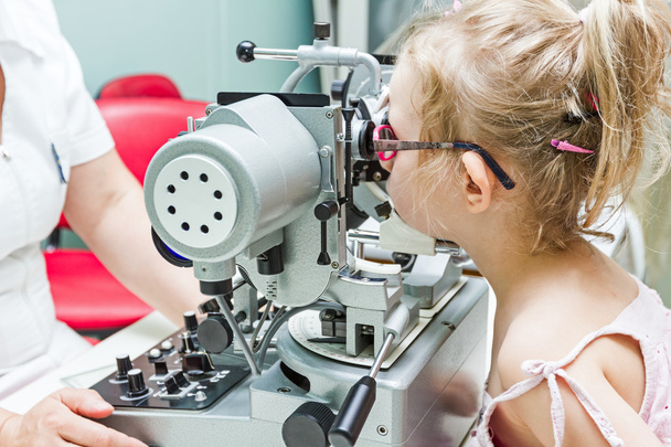 Optometrista con paciente, examinando los ojos
 - Foto, Imagen