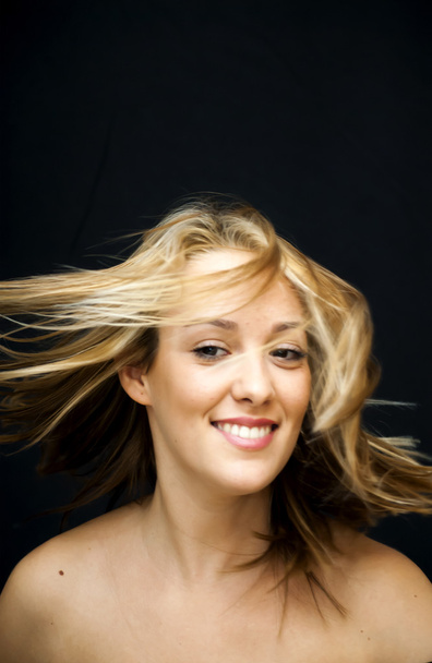 όμορφη γυναίκα Κουνώντας τα μαλλιά  - Φωτογραφία, εικόνα