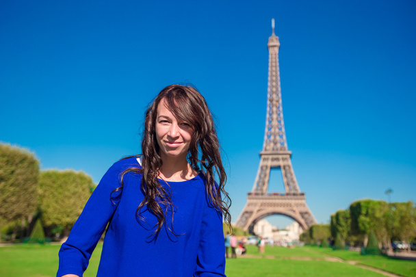 Портрет красива жінка у фоновому режимі Парижа Ейфелева вежа - Фото, зображення