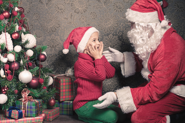 Christmas inspiration! Happy shocked boy surprised to see Santa - Foto, Imagen