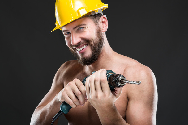 Πορτρέτο του ελκυστική shirtless εργάτης με τρυπάνι  - Φωτογραφία, εικόνα