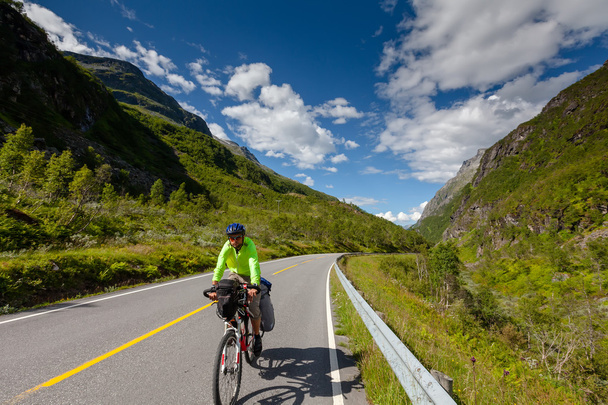 Radfahren in Norwegen gegen malerische Landschaft - Foto, Bild