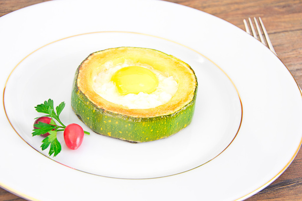 ズッキーニの栄養朝食: スクランブルエッグ - 写真・画像