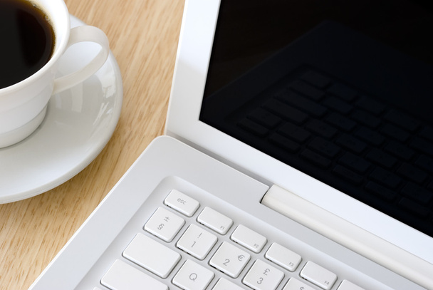 White laptop and coffee cup - Φωτογραφία, εικόνα