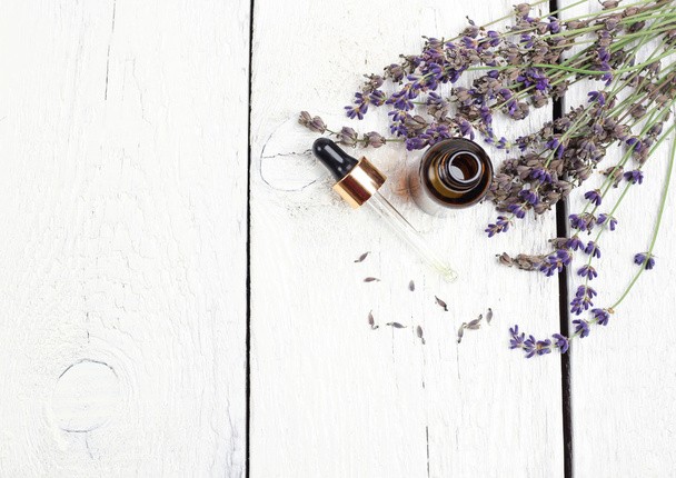 trockener Lavendel und Öl auf einem weißen Holztisch - Foto, Bild