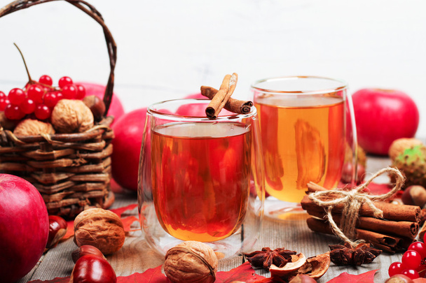 Bebida caliente de otoño en un vaso con frutas y especias
 - Foto, imagen