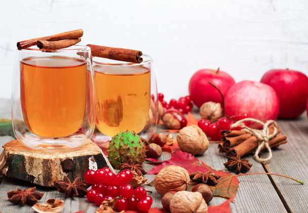 Őszi forró ital egy pohár, gyümölcsök és fűszerek - Fotó, kép