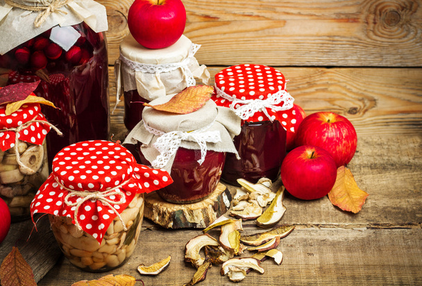 Őszi tartósított gyümölcs és zöldség, egy rusztikus asztal - Fotó, kép