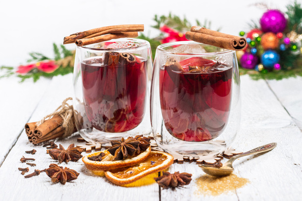 Christmas mulled wine on a white rustic wooden table - 写真・画像