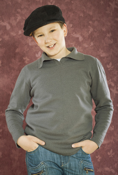 Симпатичный мальчик, одетый в повседневную одежду
 - Фото, изображение