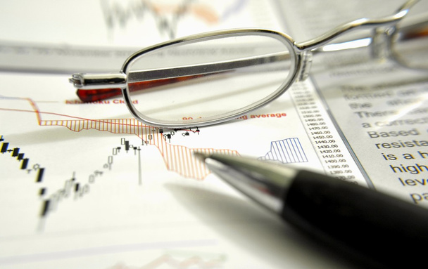 γυαλιά και στυλό πάνω σε οικονομική στατιστική - Φωτογραφία, εικόνα
