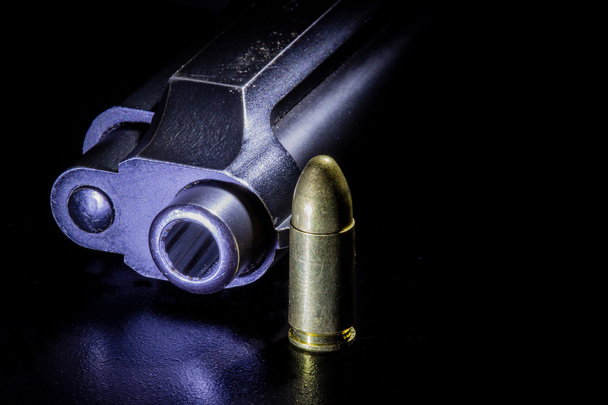 Schusswaffe und Kugeln - Foto, Bild