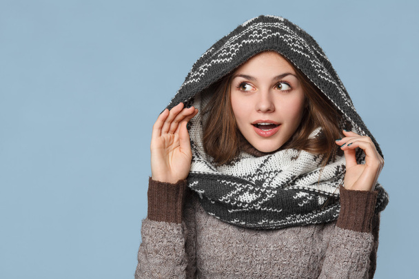 Sorpresa ragazza di Natale che indossa sciarpa maglia usura. Eccitato bella ragazza sorridente, concetto di inverno, isolato
 - Foto, immagini