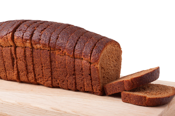 tarwe bruin brood segmenten op witte achtergrond - Foto, afbeelding