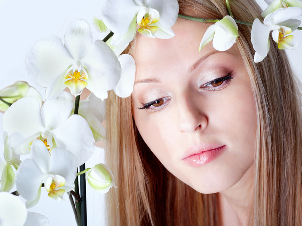 Girl with orchid - Foto, afbeelding