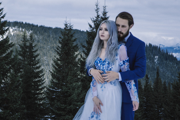 Szép menyasszony és a vőlegény, téli havas hegyen - Fotó, kép