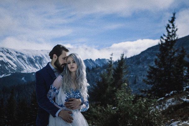 Bella sposa e sposo in inverno neve sulla montagna
 - Foto, immagini