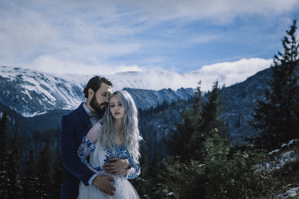 Linda noiva e noivo no inverno neve na montanha
 - Foto, Imagem