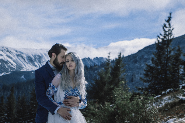 Bella sposa e sposo in inverno neve sulla montagna
 - Foto, immagini