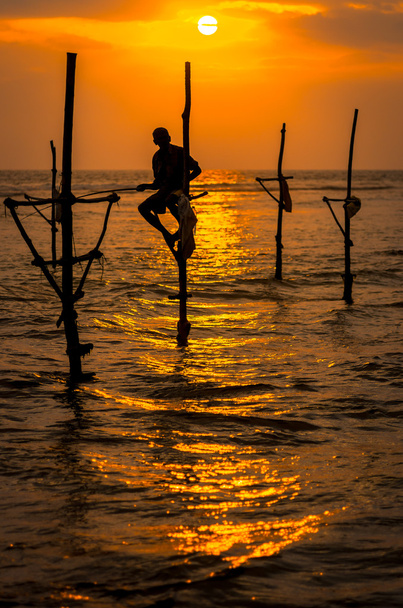 pescadores tradicionales al atardecer en Sri Lanka
 - Foto, Imagen
