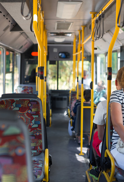 Вид изнутри городского автобуса с пассажирами
. - Фото, изображение