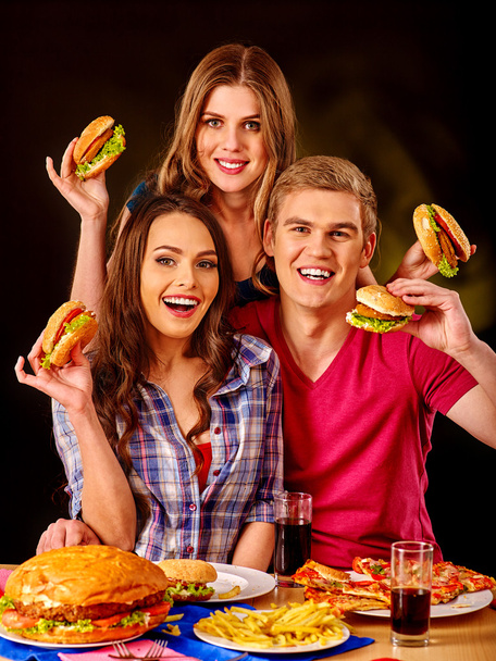 ragazze e uomo in possesso di hamburger
 - Foto, immagini