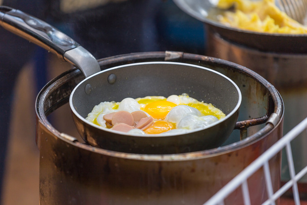 Τηγάνισμα λουκάνικα και αυγά ομελέτα στο fa - Φωτογραφία, εικόνα