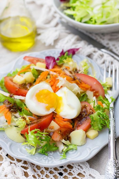 Овочевий салат з м'яко звареним яйцем
 - Фото, зображення