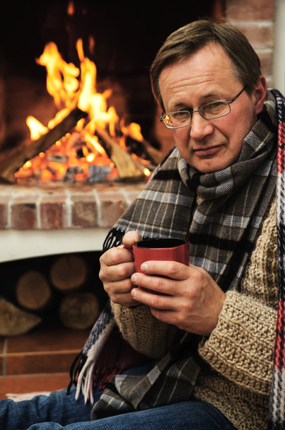 Mann in warmer Kleidung mit Tasse - Foto, Bild