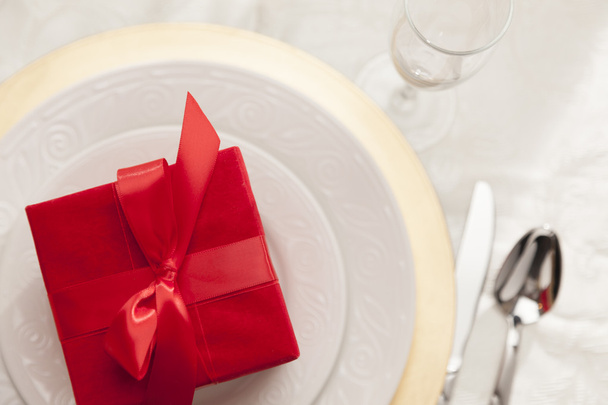 Christmas Gift with Place Setting at Table - Foto, Imagem