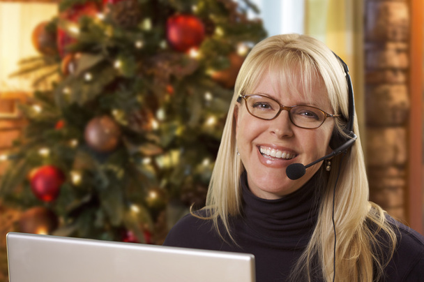 Telefon kulaklık Noel ağacı, bilgisayar önünde kadınla - Fotoğraf, Görsel