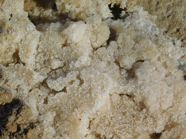 αλάτι κομμάτια σε εξωτερικούς χώρους σε φυσιολογικό ορό - Φωτογραφία, εικόνα