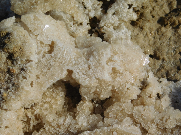 αλάτι κομμάτια σε εξωτερικούς χώρους σε φυσιολογικό ορό - Φωτογραφία, εικόνα