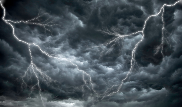 Dunkle, bedrohliche Regenwolken und Blitze - Foto, Bild