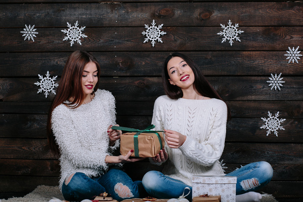 dos niñas desempaquetar regalos
 - Foto, Imagen