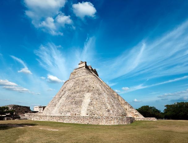 Maya piramide (Piramide van de tovenaar, adivino) in uxmal, Mexico - Foto, afbeelding