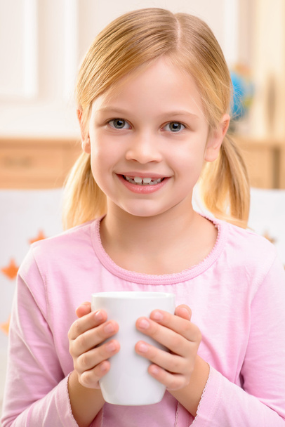 Nice little girl drinking tea - Valokuva, kuva