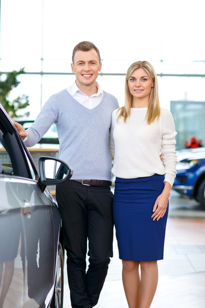 Happy couple going to buy a car - Foto, imagen