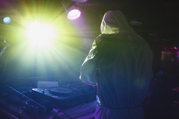 DJ legt Musik auf - Foto, Bild