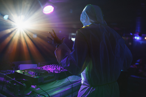 DJ είναι palying μουσική - Φωτογραφία, εικόνα