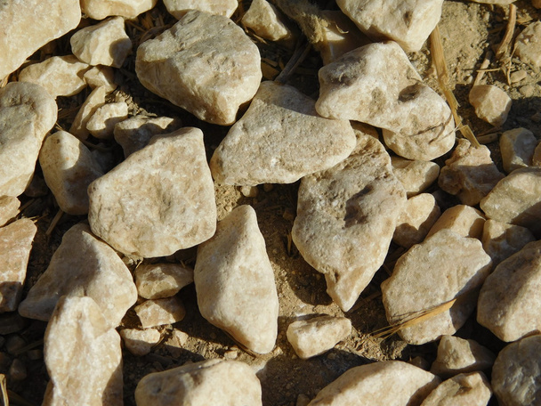 pietre e rocce all'aperto in campagna
 - Foto, immagini