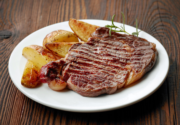 смажений яловичий стейк і картопля
 - Фото, зображення