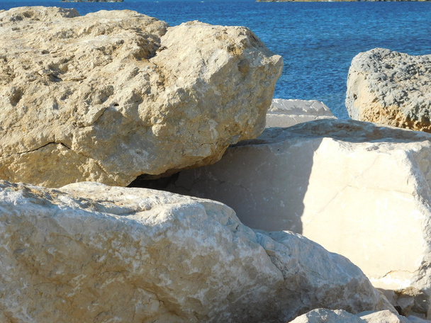 sziklák és kövek kívül a tenger - Fotó, kép