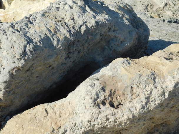 rocas y piedras fuera del mar
 - Foto, Imagen