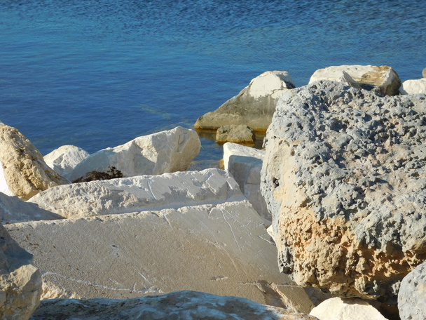 rocce e pietre fuori dal mare
 - Foto, immagini