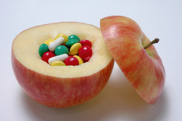 Vida saudável e metáfora de maçã multivitamínica
 - Foto, Imagem