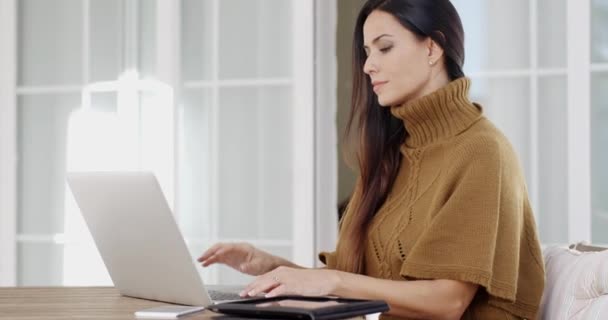 Vrouw typen op laptop - Video