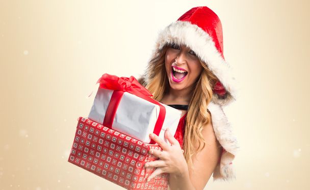 Kerstmis vrouw met een geschenk - Foto, afbeelding